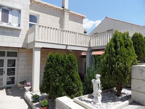 Adria Apartments, Primary image