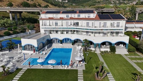 Hotel Poseidon, Primary image