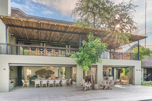 Elephant Point, Room