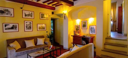 Palazzo Mari, Lobby sitting area