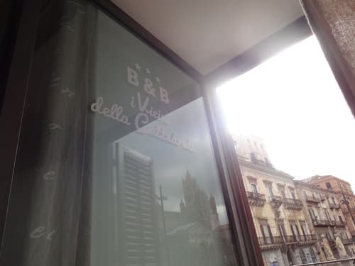 I vicini della cattedrale, Interior entrance