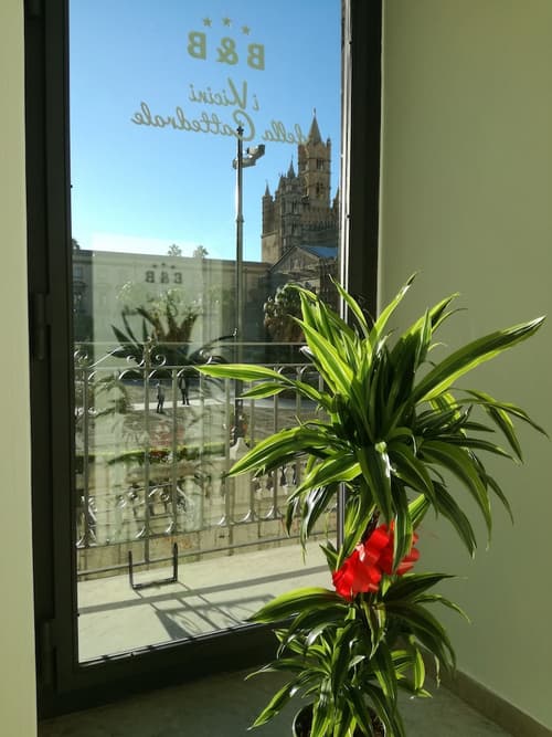 I vicini della cattedrale, Interior entrance
