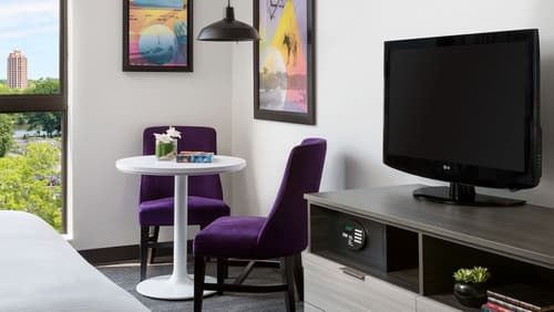 Studio Allston Hotel, Room