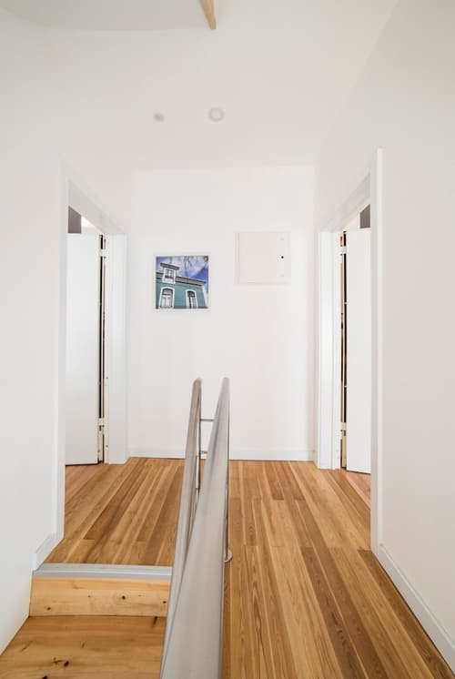 Lis Apartments, Interior entrance