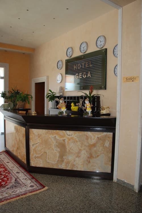 Hotel Gega, Reception