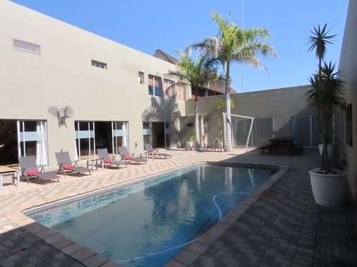 Sunset Lodge & Safaris, Outdoor pool