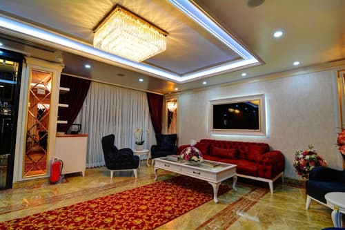 Novelty Hotel, Lobby sitting area