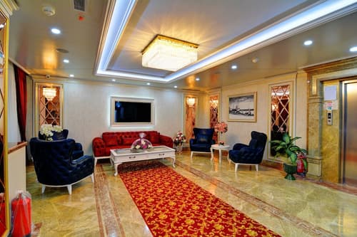 Novelty Hotel, Lobby sitting area