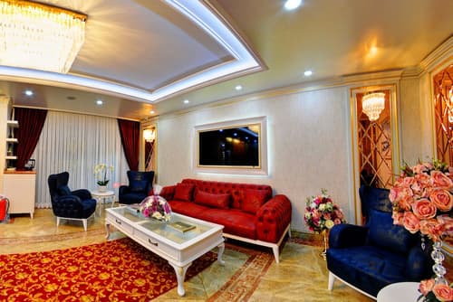 Novelty Hotel, Lobby sitting area