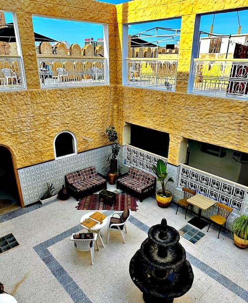 Hotel Paris, Reception