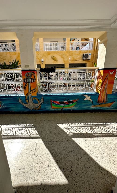 Hotel Paris, Reception