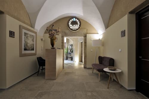 Plaza Sandra, Reception