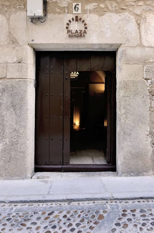 Plaza Sandra, Property entrance