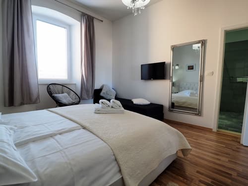 Captain Emo City Apartments, Room