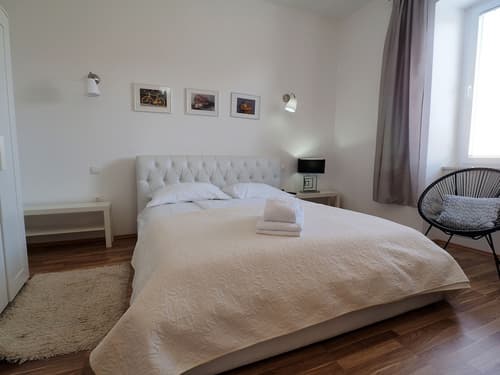 Captain Emo City Apartments, Room