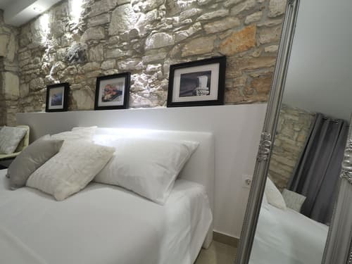 Captain Emo City Apartments, Room