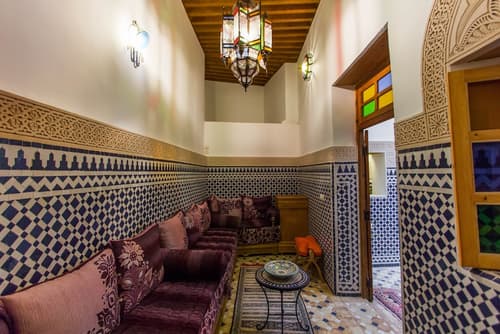 Dar Bhija, Lobby sitting area