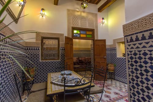 Dar Bhija, Lobby