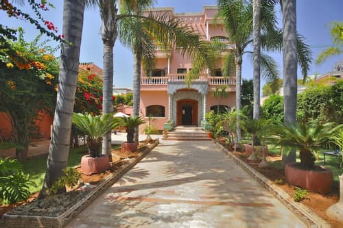 Lhostel, Primary image