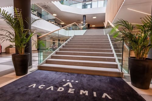 Hotel Academia, Reception