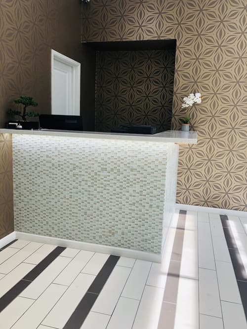 Bay Hotel, Concierge desk