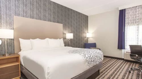 La Quinta Inn & Suites by Wyndham Buffalo Amherst, Room