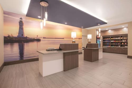 La Quinta Inn & Suites by Wyndham Buffalo Amherst, Lobby
