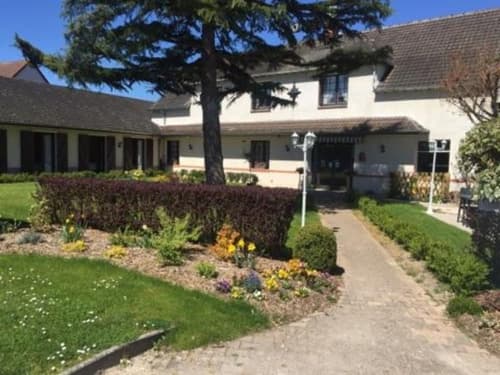 Le Lanthenay, Front of property