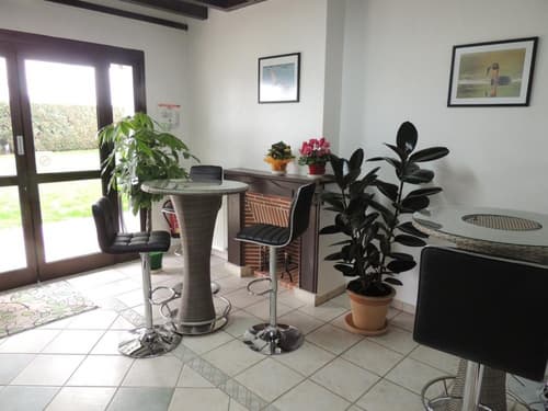 Le Lanthenay, Lobby sitting area