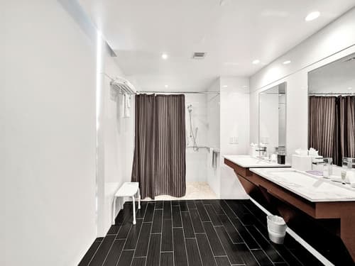 The Fairwind Hotel, Bathroom