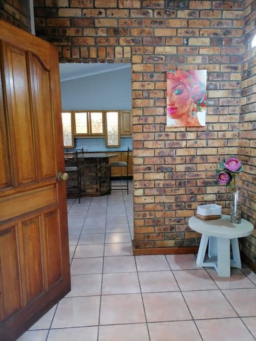 Shingalana Guest House, Interior entrance