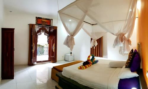 Amed Romance, Room