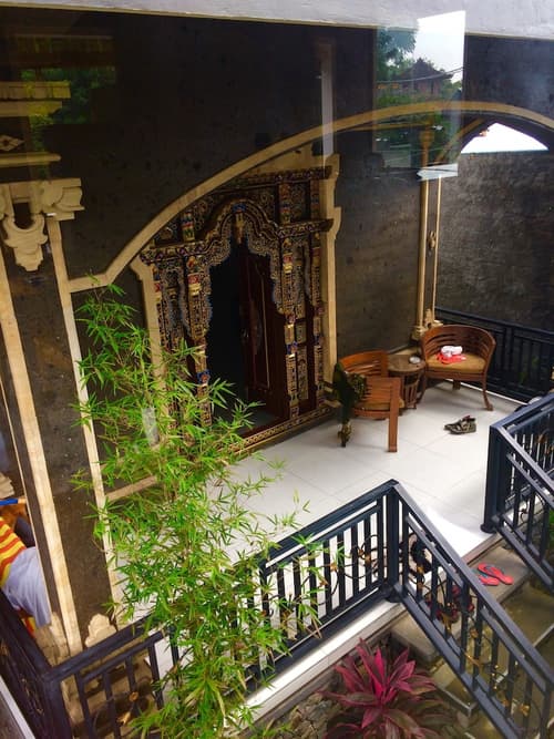 Amed Romance, Lobby sitting area