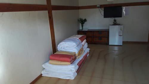 Sarangroo, Room