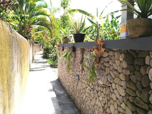 Qiul Guest House, Property grounds