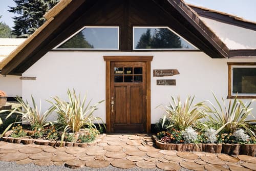 Paradise Village Hotel, Interior entrance