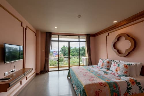 ROYAL PINEAPPLE HOTEL | A Welcome to Wealth and Good Fortune, Room