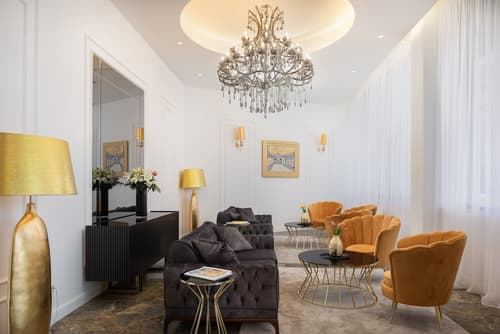 Hotel Corner, Reception