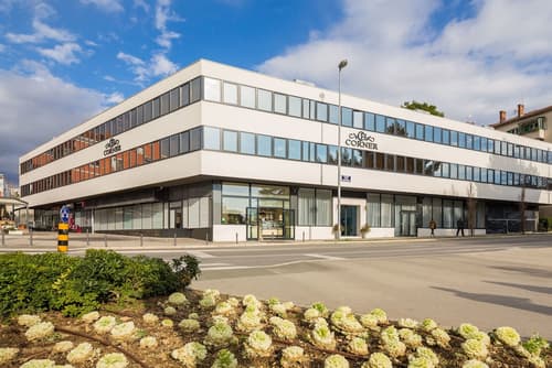 Hotel Corner, Property grounds