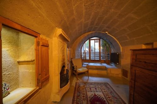 Maya Cave Hotel, Reception