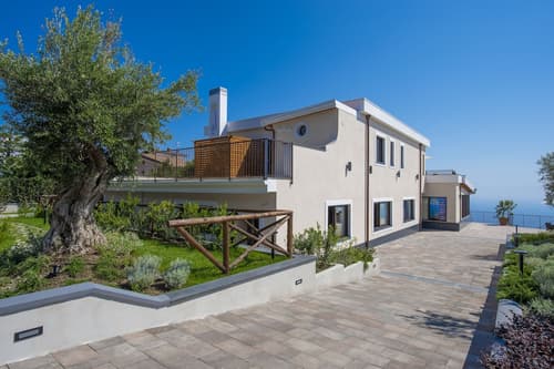 Villa Paradise Resort, Property entrance