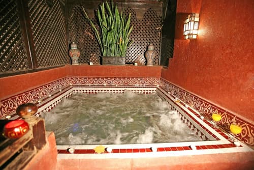 Riad La Porte Rouge By La Siredrah, Indoor spa tub