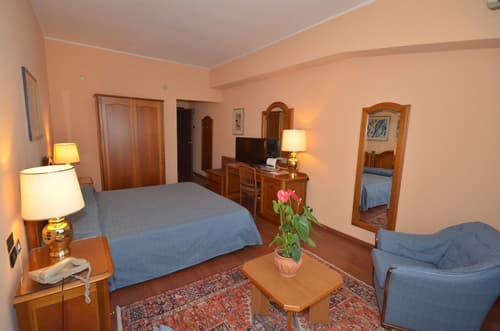 Garden Hotel, Room