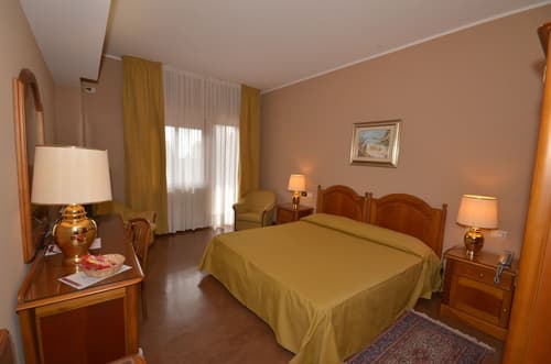 Garden Hotel, Room
