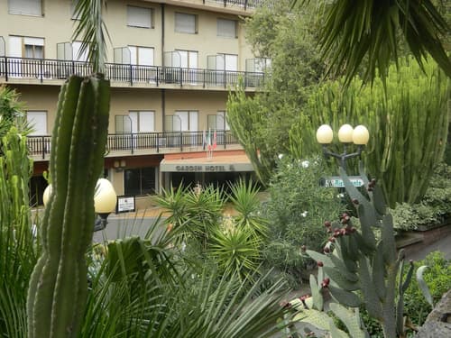 Garden Hotel, Front of property