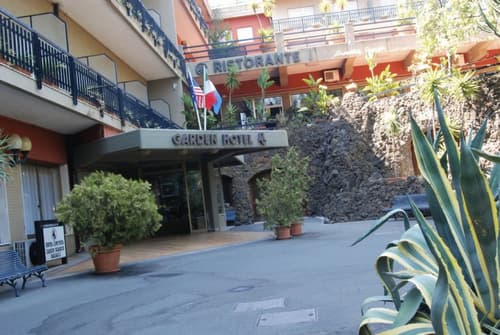 Garden Hotel, Reception