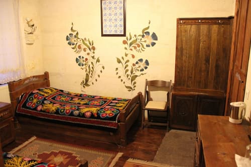 Kismet Cave House, Room