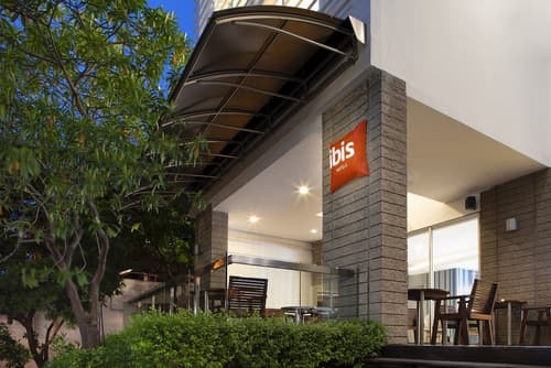 ibis Bangkok Sathorn, Exterior