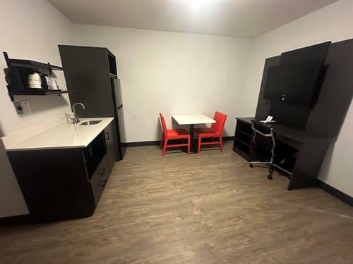 Hawthorn Extended Stay by Wyndham Hobbs, Room