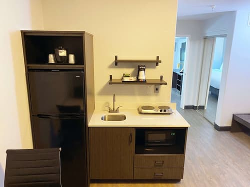 Hawthorn Extended Stay by Wyndham Hobbs, Room